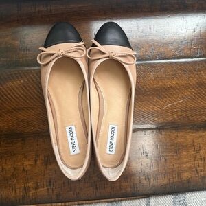 Steve Madden Tan and Black Cap-Toe Flats